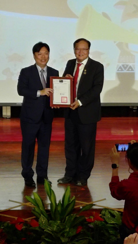 ▲宜大校長陳威戎(左)頒發校友總會理事長陳俊雄(右)當選證書。