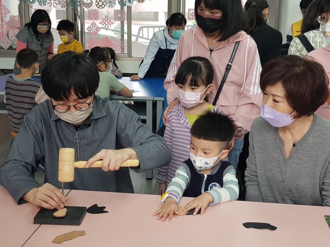 宋之凡用愛打造傳統時尚 傳承創新及有愛幸福的基隆好鞋 5 LINE ALBUM 凡人與路 250503 5