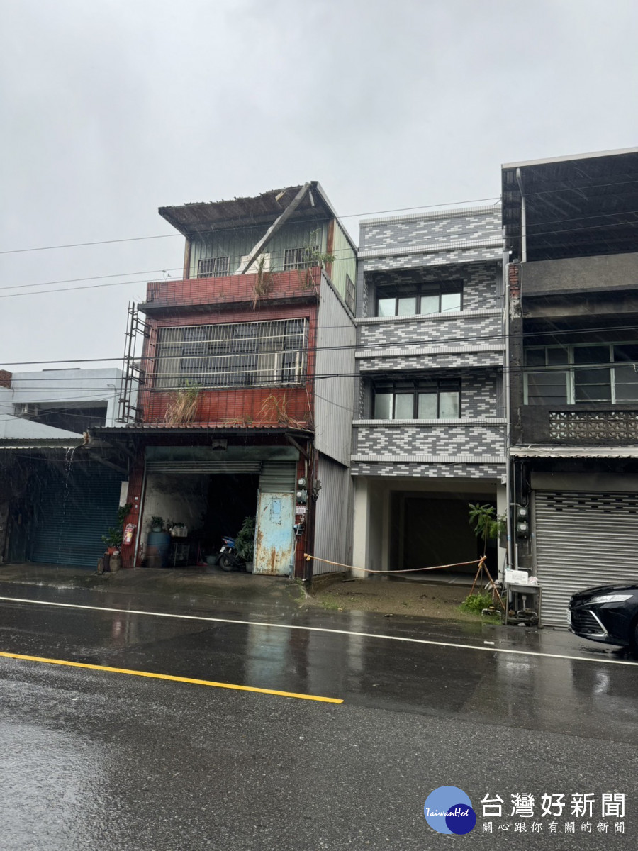 無法補照的老房子與殘破的屋頂違建。<br /><br /> <br /><br /> 