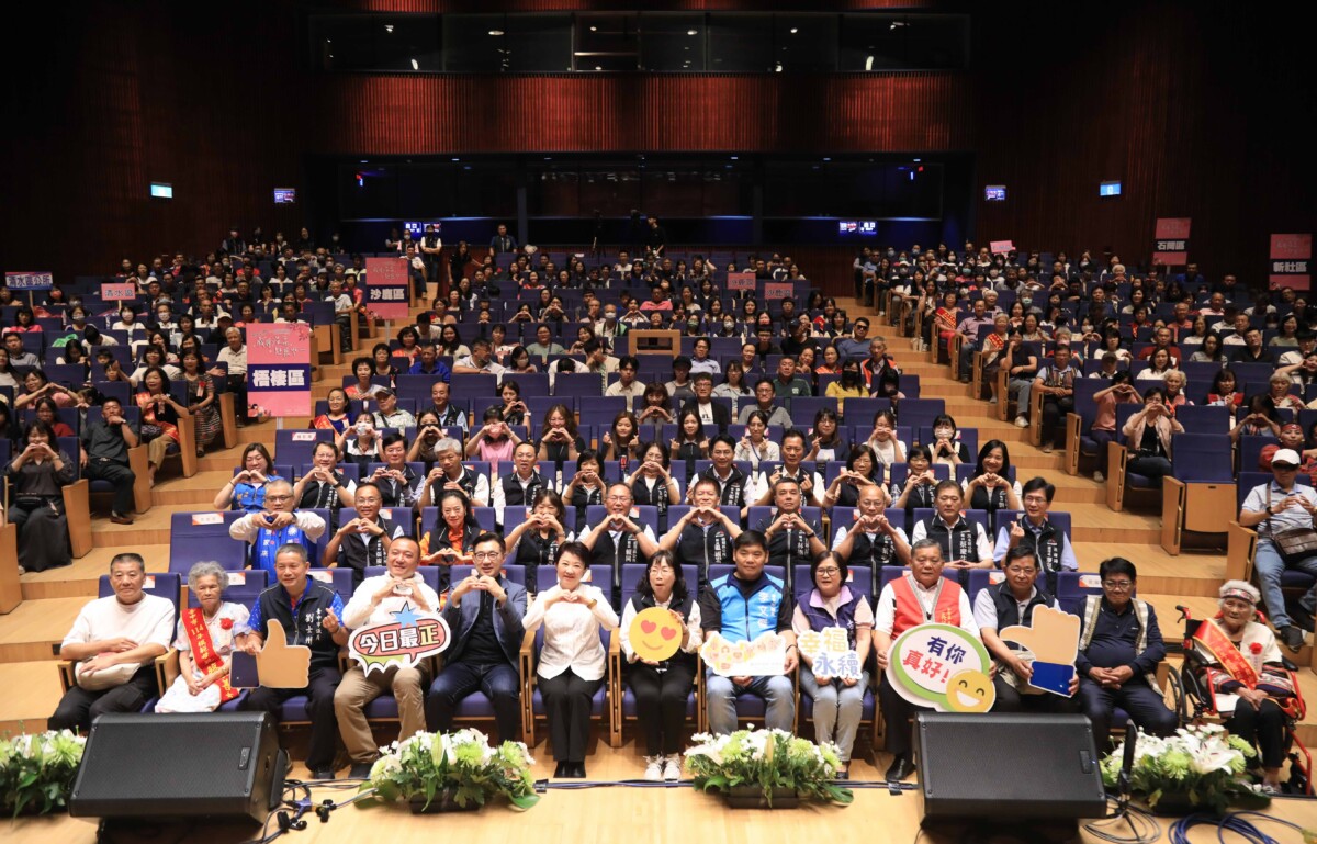 ▲母親節將到來，「模範母親與市長有約」合照活動，全市近400位模範母親及親友約2,500人參與。(圖/記者顏淑娟翻攝)