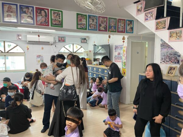 創立已逾40年的「關愛之家」由創辦人楊婕(右一)帶領,目前在全台設有超過30個據點。圖/朱立君攝