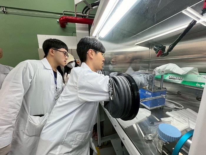 明志科大能源電池基地場域操作。(圖/教育部提供)