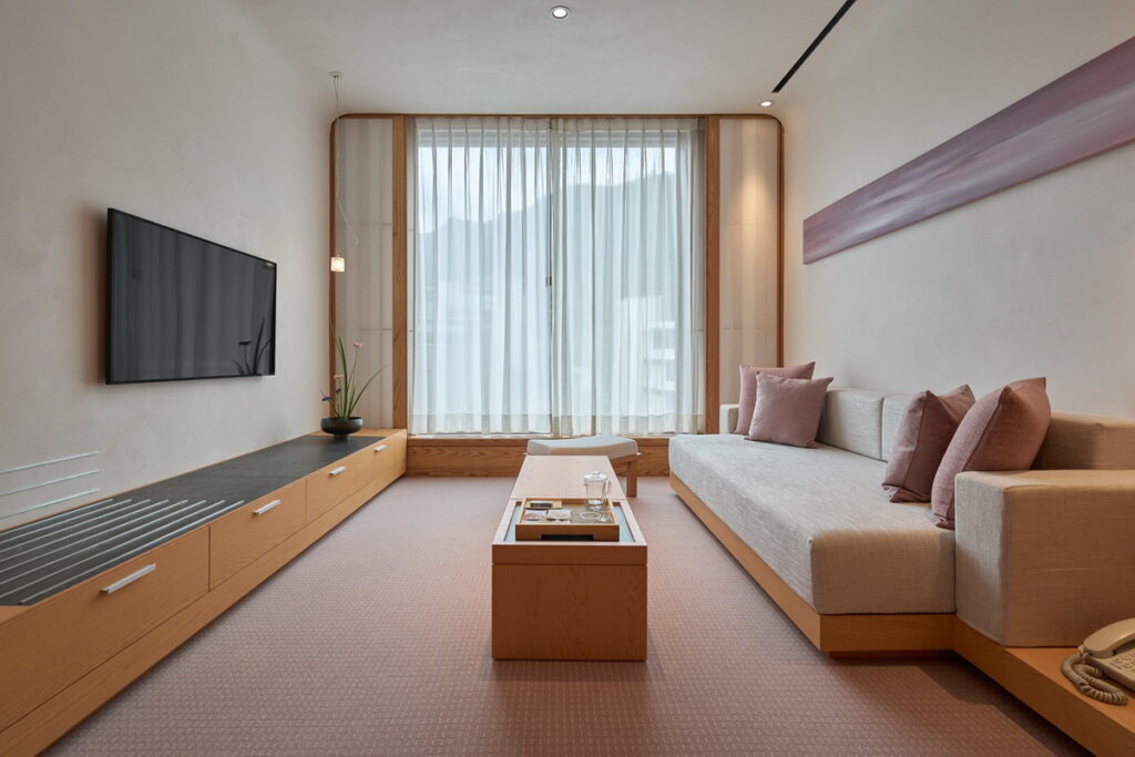 「老爺酒店集團聯合住宿券」每張3,400元,買10張送1張優惠限量500套,持券入住礁溪老爺,限時再享加1元多一位不佔床孩童入住。