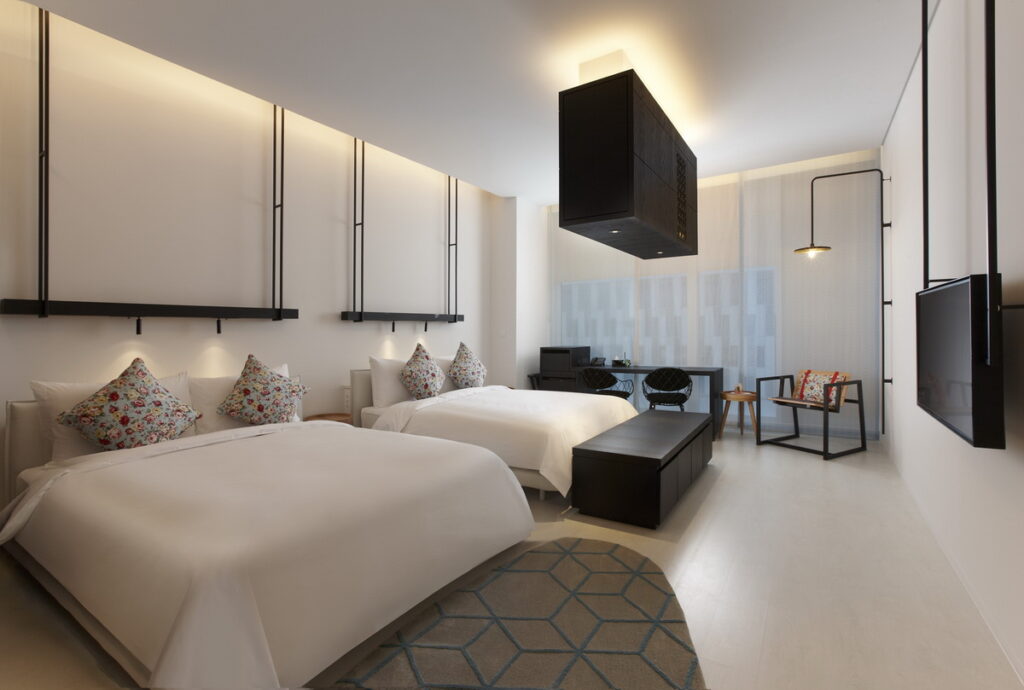 台南老爺推出「家庭客房住宿套券」,一套含兩張家庭客房券7,998元,平日四人入住,每人每晚千元有找,家庭結伴出遊更輕鬆划算。