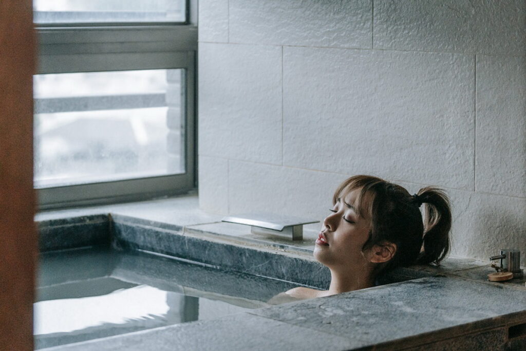 北投老爺推出「景緻客房好玩住宿券」每張11,999元,可選擇入住一間景緻四人房或同日兩間雙人景緻客房,等同1.5折起。