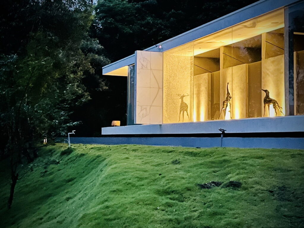 南投縣「埔里鎮」暨南大學,滿校園的油桐花和粉嫩花旗木,形成如日系風格般的清新景緻。(圖片由Booking.com提供)