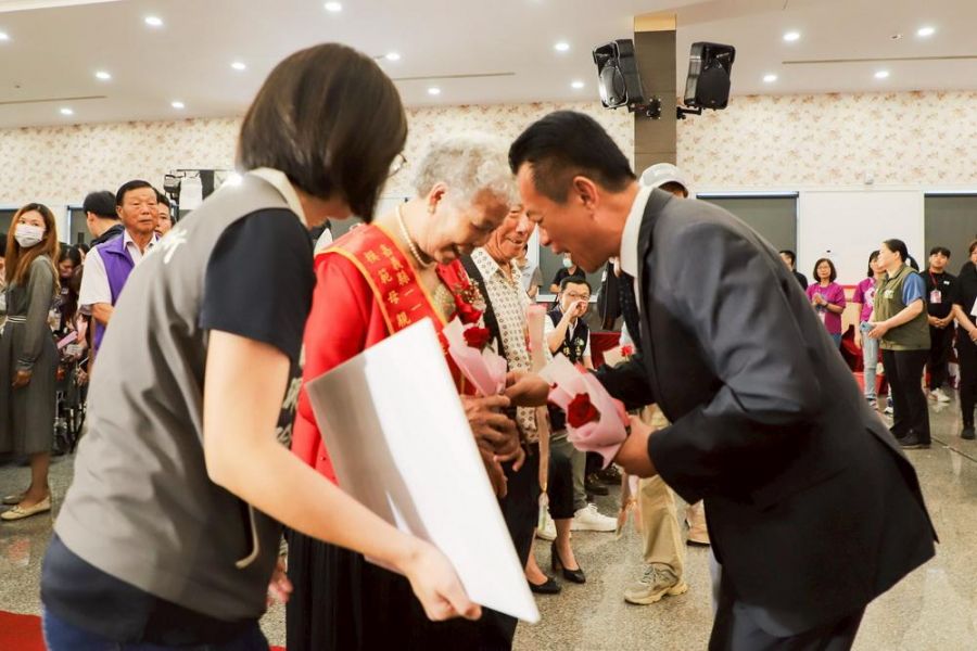 嘉縣府表揚22位模範母親 東石鄉人瑞高齡99歲等接受表揚