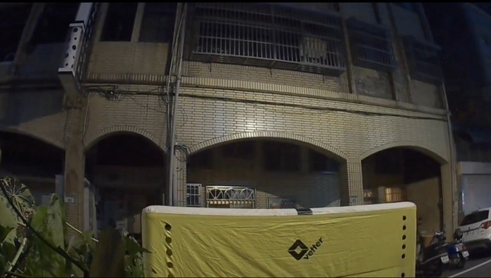 「醉」失控!桃園男酒後攀五樓鐵窗狂吼 警消急破門 74 S 33013774
