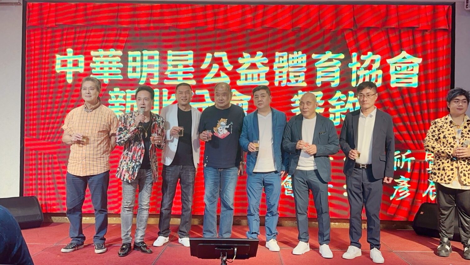 總會長孟飛(左2)、新北分會會長吳祈賢、副會長劉彥辰率幹部偕貴賓敬酒。(記者包克明 攝)