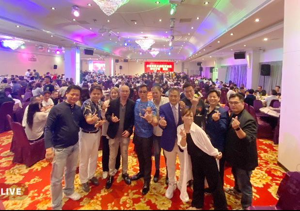 中華商業聯合會理事長陳大業(右5)分享當年赴香港足球比賽往事。(記者包克明 攝)
