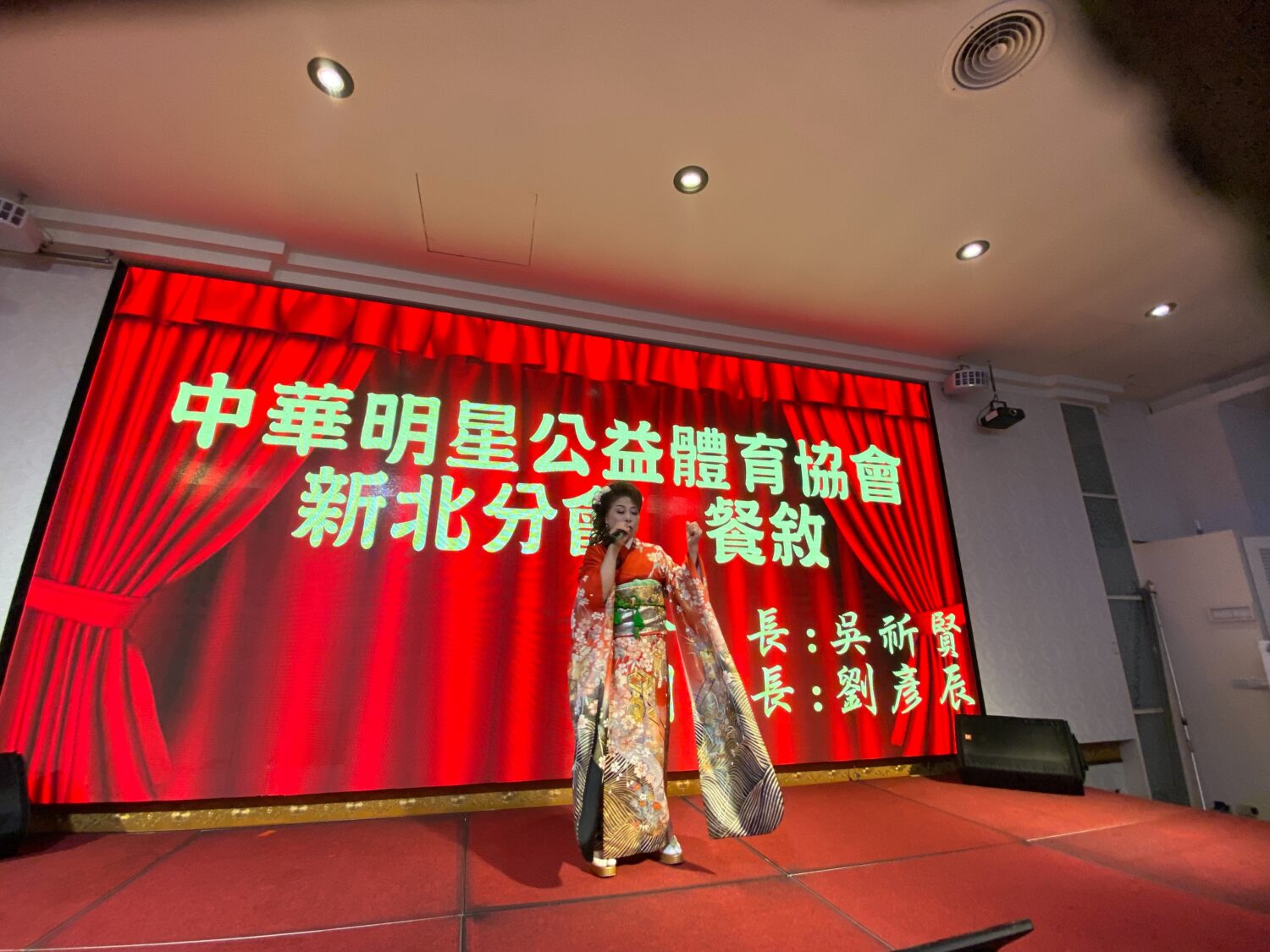 穿著日本和服的女歌手上台演唱。(記者包克明 攝)