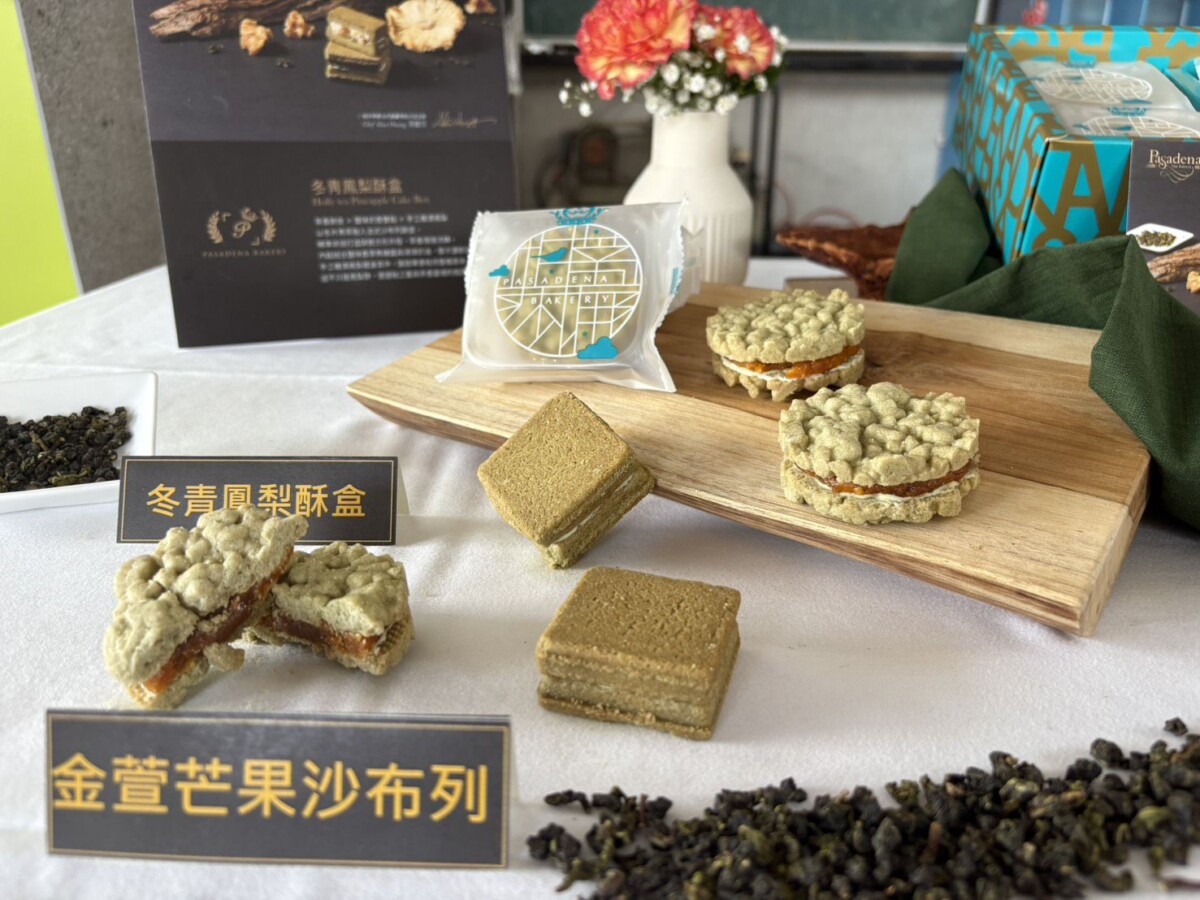 ▲農業局透過「根留農村計畫」,輔導杉林社區與帕莎蒂娜餐飲集團共同研發推出「杉林金鳳和弦伴手禮」,包含「鳳梨酥盒」及「金萱芒果沙布烈」兩款風味甜點,絕佳美味驚豔四座。