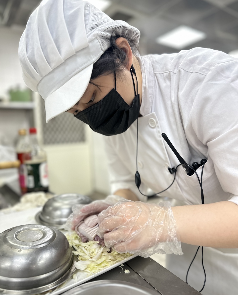 豫章工商舉辦「豫見美味 探索創新」 餐飲管理科國際畢業成果發表 3 ▲此次成果展共展出36道精緻菜餚,涵蓋多元飲食文化,充分展現學生多元化的廚藝能力與創新思維。(圖/豫章工商提拱)