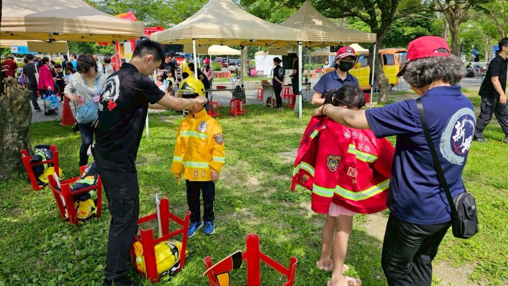 親子共學防災知識 新北小小消防員寓教於樂體驗 1 《圖說》小朋友消防裝備穿戴體驗。〈消防局提供〉