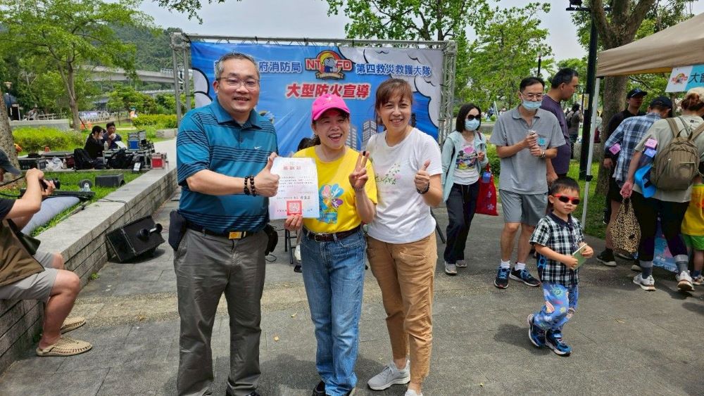 親子共學防災知識 新北小小消防員寓教於樂體驗 2 《圖說》新北消為強化兒童防災意識並推廣全民消防安全教育,舉辦「小小消防員體驗宣導活動」。〈消防局提供〉