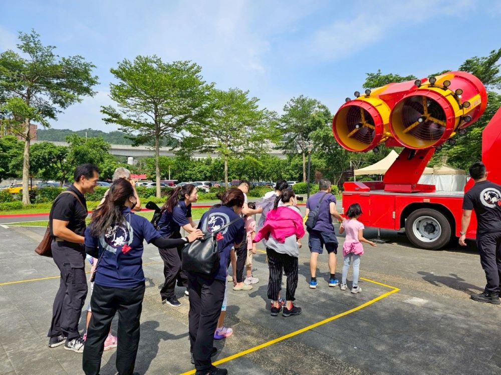 親子共學防災知識 新北小小消防員寓教於樂體驗 3 《圖說》小朋友參觀消防救災設備。〈消防局提供〉