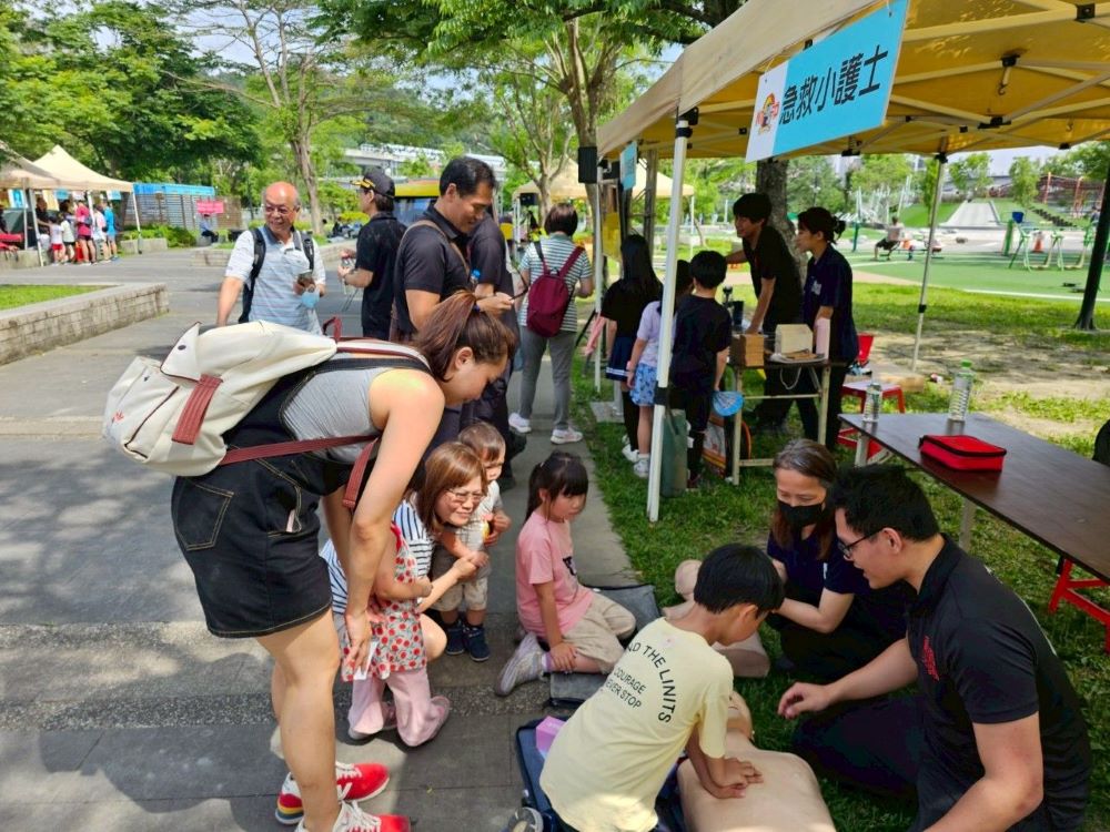 親子共學防災知識 新北小小消防員寓教於樂體驗 4 《圖說》CPR急救教學。〈消防局提供〉