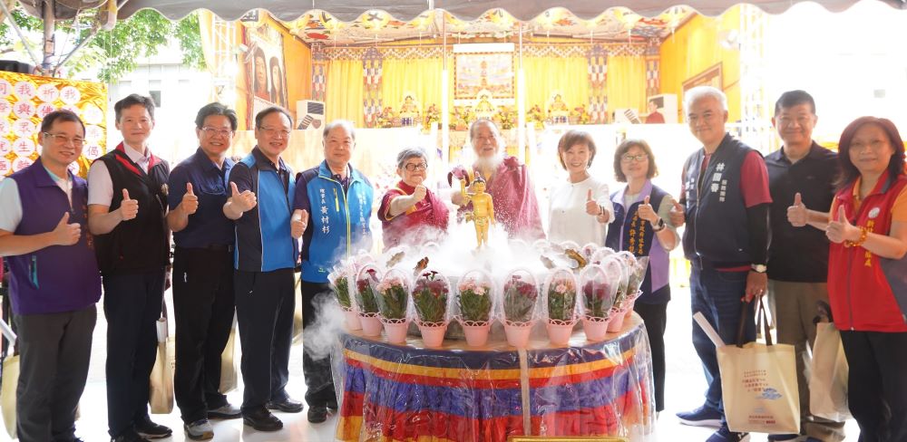 世界佛教正心會慶祝佛誕法會 響應熱烈圓滿殊勝 5 《圖說》世界佛教正心會舉辦浴佛法會,該會指導上師恆性嘉措仁波且感謝貴賓蒞臨祈福,左三基隆榮服處副處長李復鄉、左四八德榮家主任酆世俊、左五新北市新聞記者職業工會黃村杉理事長。〈正心會提供〉