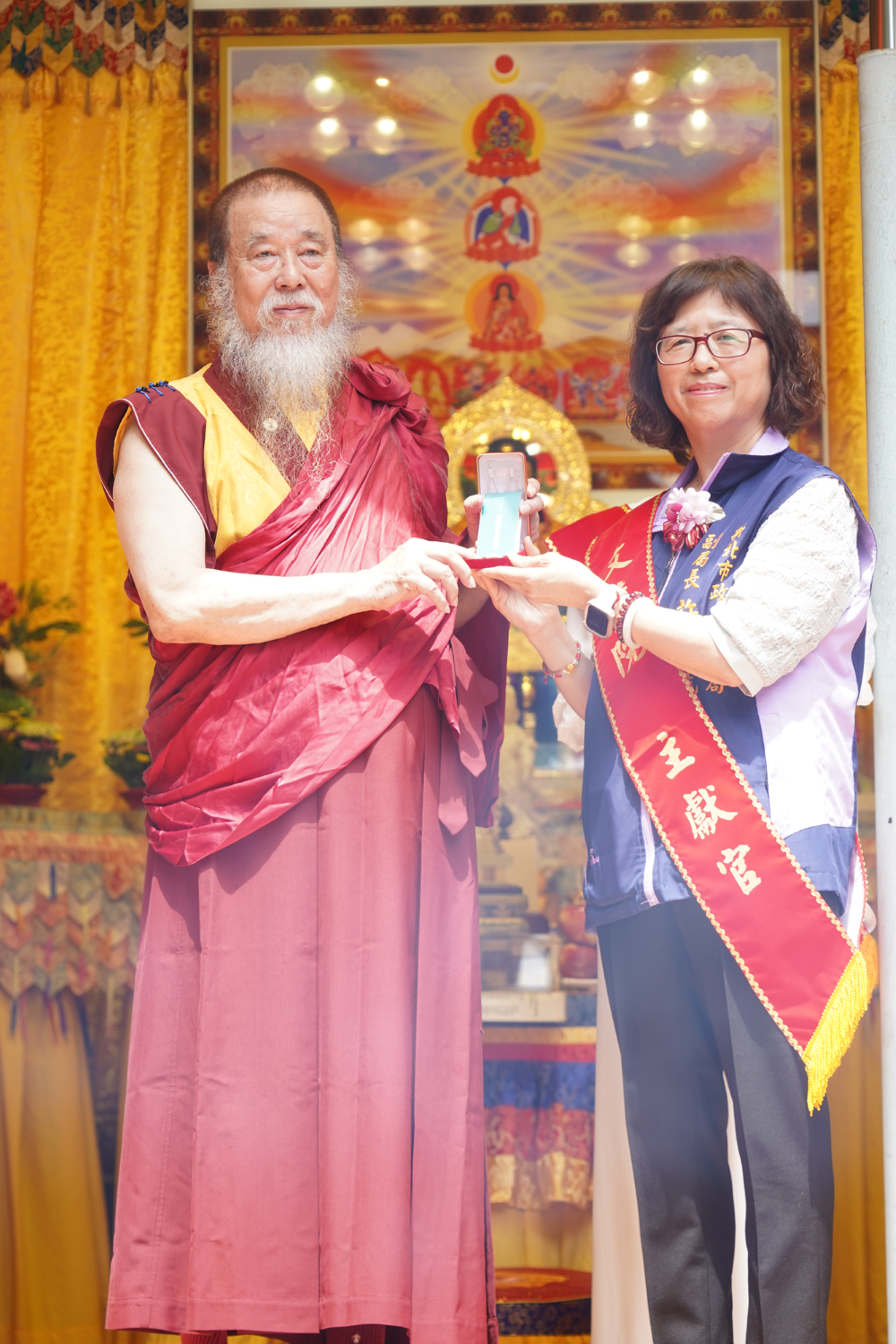 世界佛教正心會慶祝佛誕法會 響應熱烈圓滿殊勝 6 《圖說》世界佛教正心會指導上師恆性嘉措仁波且致贈綠度母墜子予新北市政府社會局許秀能副局長。〈正心會提供〉