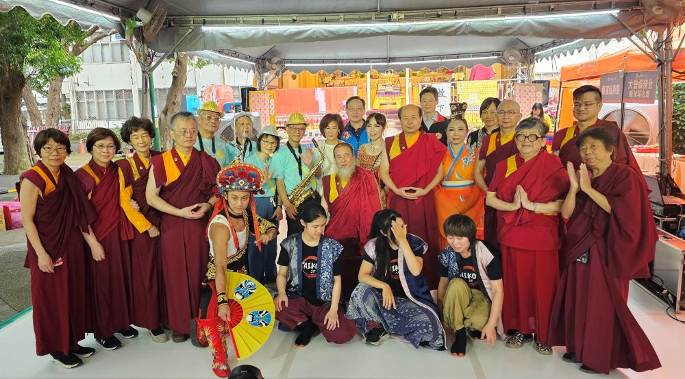 世界佛教正心會慶祝佛誕法會 響應熱烈圓滿殊勝 7 《圖說》世界佛教正心會舉辦浴佛法會,該會指導上師恆性嘉措仁波且與表演團體合影。〈正心會提供〉