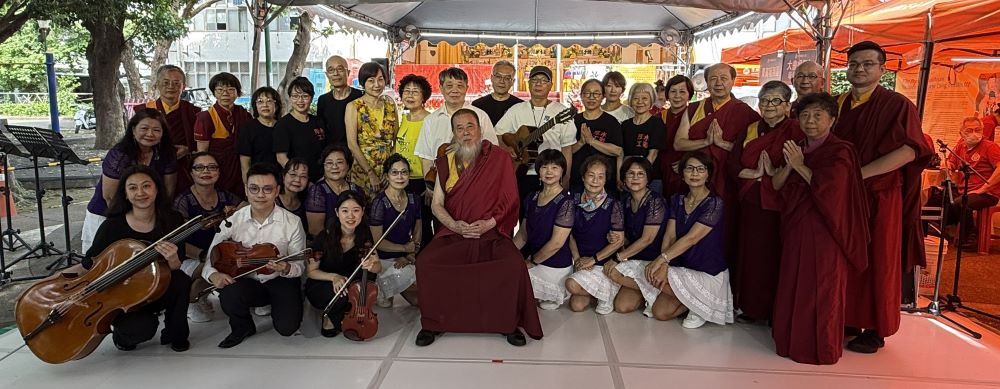 世界佛教正心會慶祝佛誕法會 響應熱烈圓滿殊勝 8 《圖說》世界佛教正心會指導上師恆性嘉措仁波且與表演團體合影二。〈正心會提供〉