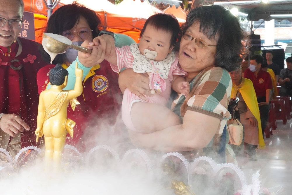 世界佛教正心會慶祝佛誕法會 響應熱烈圓滿殊勝 9 《圖說》世界佛教正心會舉辦浴佛法會,祝禱國泰民安,世界和平,眾生光明永昌。〈正心會提供〉