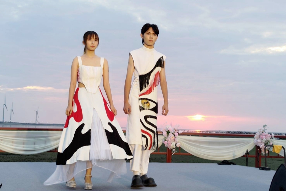 高美不一樣音樂會完美登場 音樂與自然共譜最美濱海午後 3 ▲亞洲大學時尚設計學系展現質感創意。(圖/台中市政府觀旅局提供)