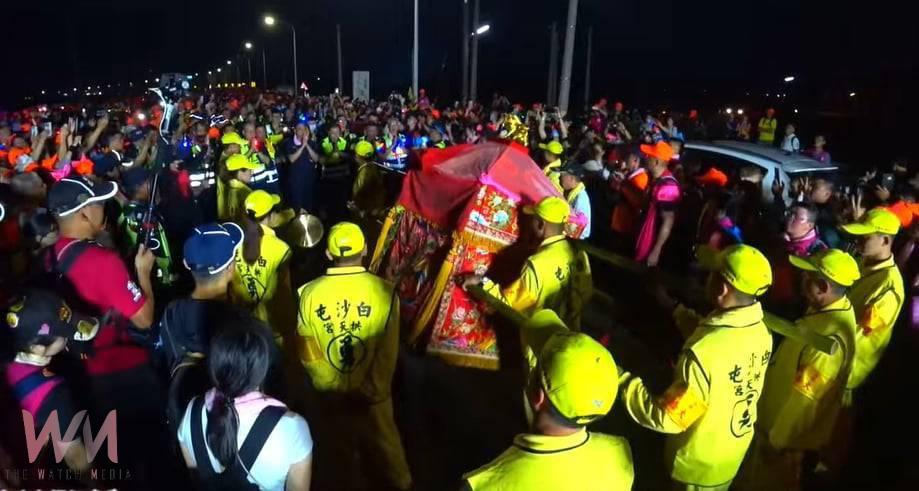 白沙屯媽祖圓滿完成刈火儀式 凌晨啟程回鑾 超過20萬名信眾一同恭敬迎送 - https://www.watchmedia01.com