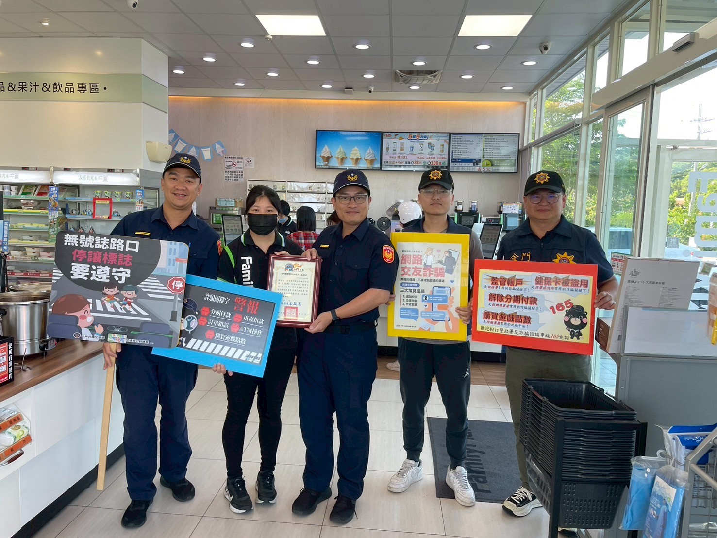 圖文:金城分局長朱政憲頒獎感謝防詐英雄 4起攔阻詐騙案守住逾百萬。