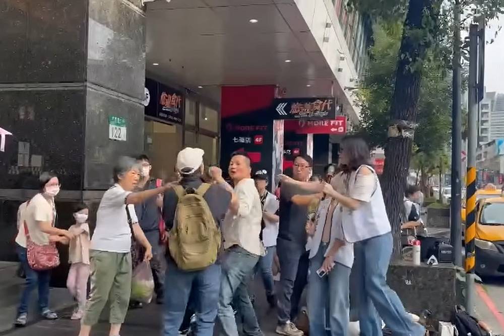 罷免羅明才正反雙方起衝突 馬文君、葛如鈞譴責理念不同不應打人 226 罷免羅明才正反雙方起衝突 馬文君、葛如鈞譴責理念不同不應打人 225