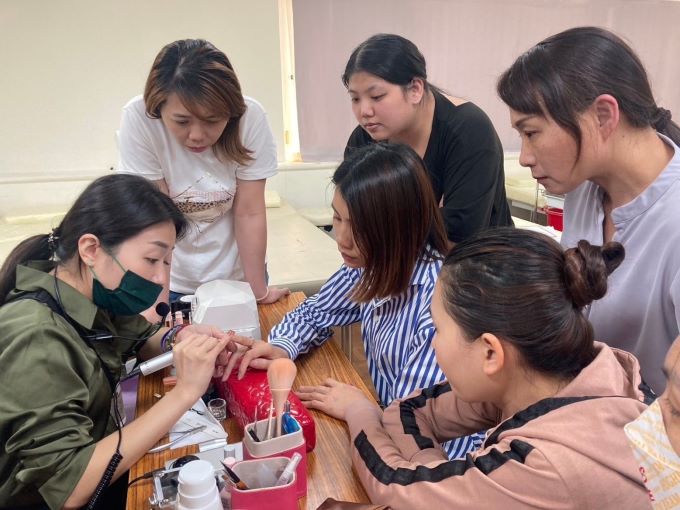 ▲桃竹苗分署辦理美甲職訓課程,吸引不少女性待業民眾報名參訓學習一技之長。