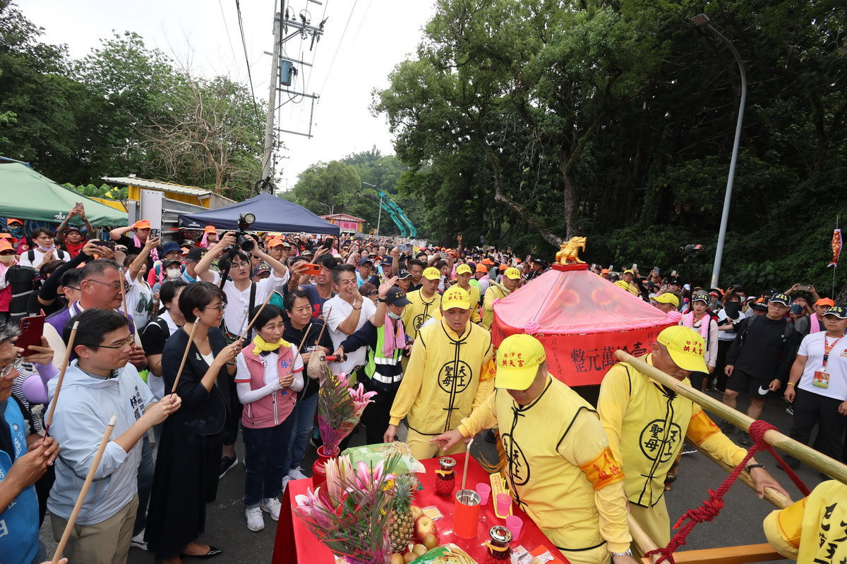白沙屯媽祖貼近加持。(縣府提供)