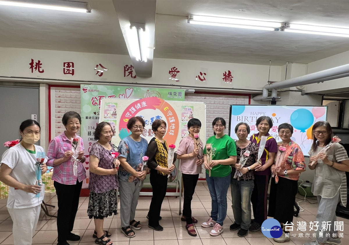 桃園分院陳舒婷院長與義工們合照。