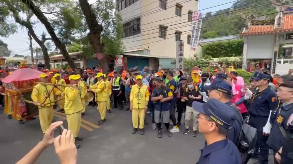 ▲信仰奇蹟！白沙屯媽祖進香首度駐駕南投，百年來首次入山城，千人跪迎震撼全台。（記者蘇彩娥翻攝）