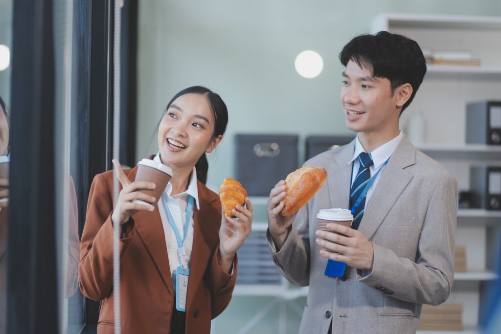 別忘了在溝通中加入一點幽默感,或者是藉著辦公室下午茶時光,製造輕鬆的感覺,畢竟老闆也是人,他們也需要放鬆。圖/123RF圖庫