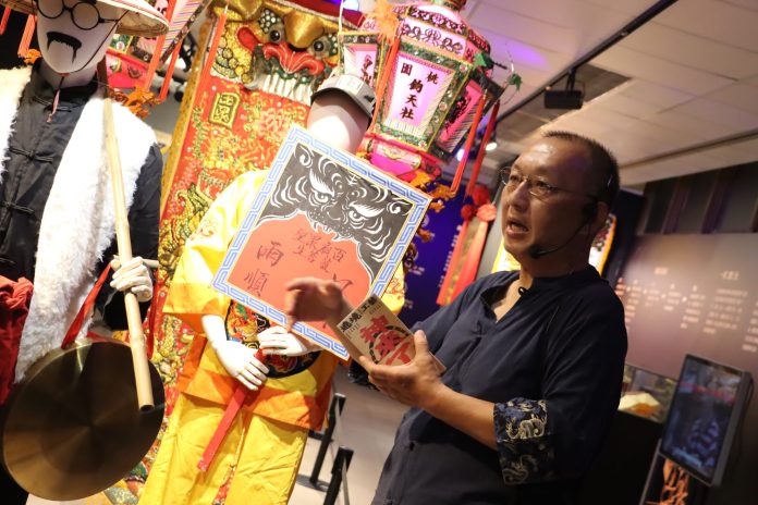 桃園土地公文化館「神來了」特展即起至7/27登場 感受神級工藝之美 74 策展顧問呂江銘老師藉由深入淺出的導覽帶領觀眾探索前鋒陣的工藝奧秘 0 scaled