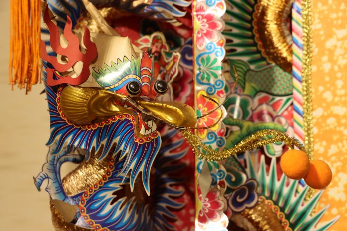 桃園土地公文化館「神來了」特展即起至7/27登場 感受神級工藝之美 75 《神來了—遶境前鋒陣工藝特展》糊紙工藝展區 大溪鳳山寺廣澤宮糊紙路關牌 0 scaled