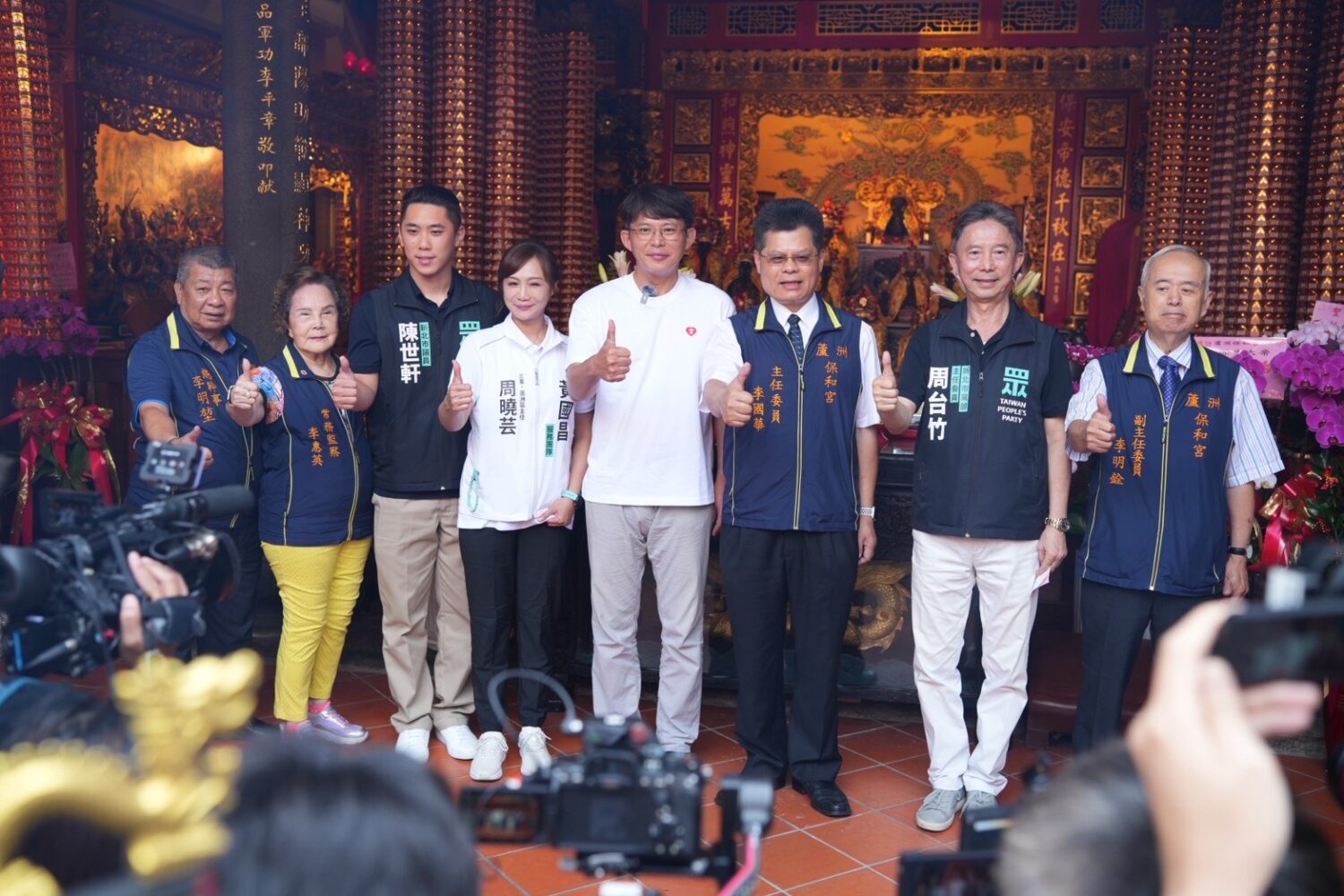 民眾黨主席黃國昌今日上午前往湧蓮寺,陪同三蘆區主任周曉芸深入地方。(圖/民眾黨團)