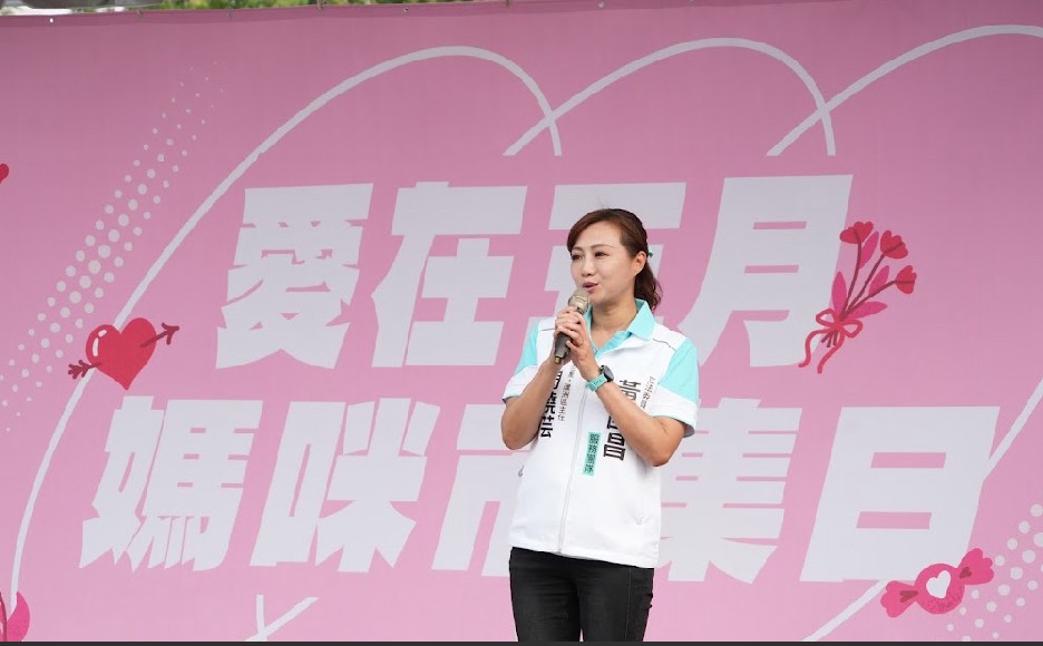 發送康乃馨活動現場,一名外型亮麗甜美的女性一直站在黃國昌身邊,格外受到矚目。(圖/民眾黨團)