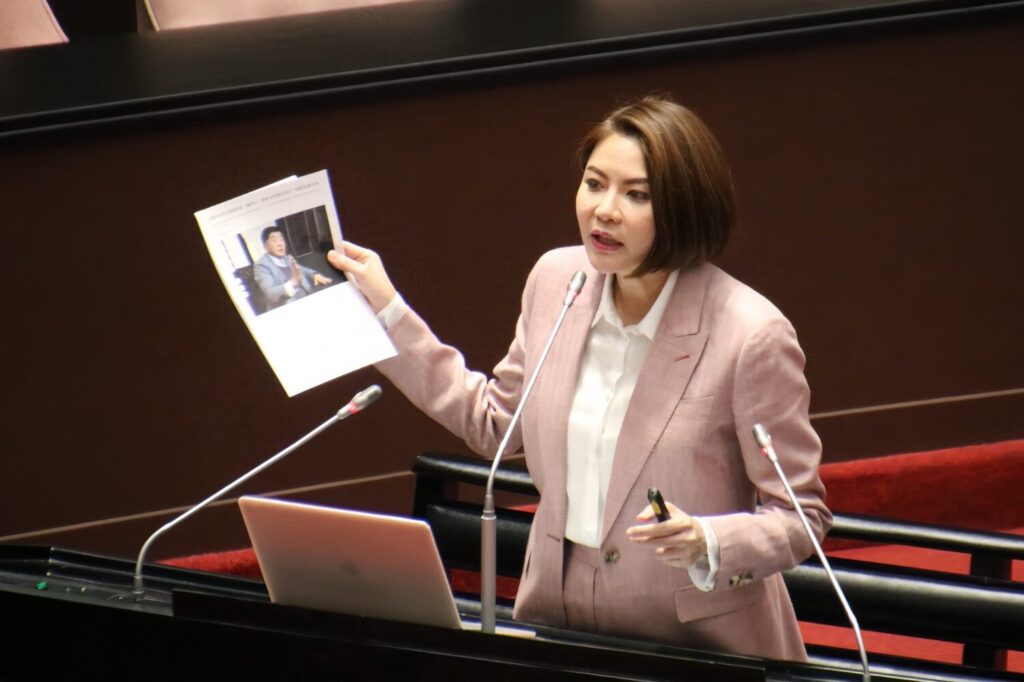 立法委員陳菁徽針對《人工生殖法》修法進度進行質詢。