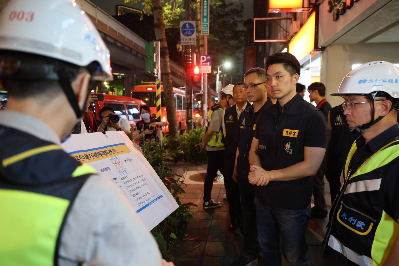 ▲臺北市政府昨晚舉行水災災害無預警演習。