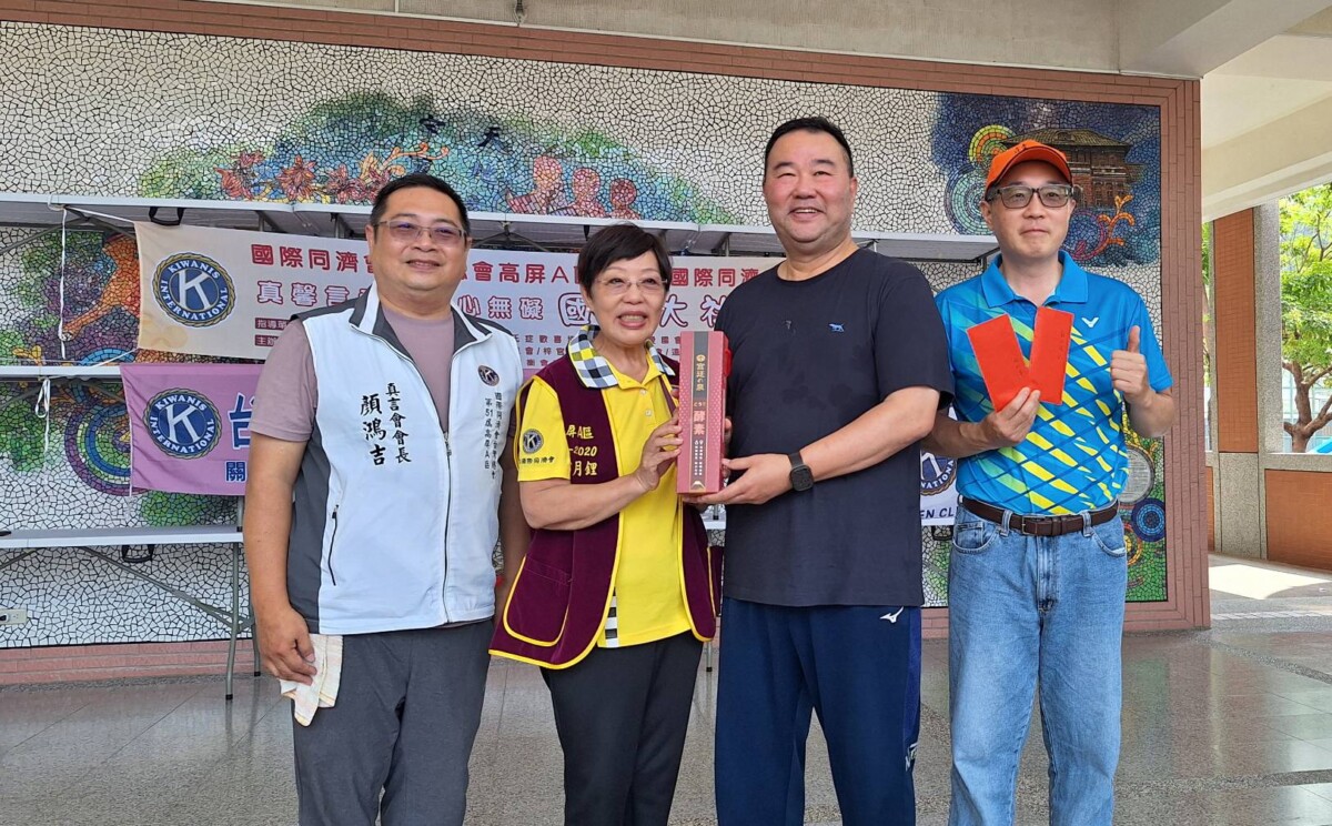 ▲會長顏鴻吉代表同濟會亦捐贈社福基金給鼓山國小,同時感謝前棒球國手趙士強蒞臨。