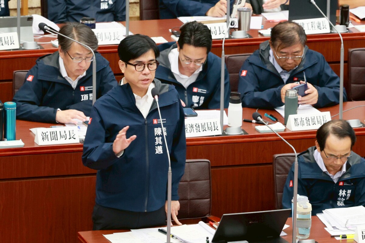▲針對近來國際情勢變局,陳其邁市長在總質詢答覆表示,應在技術創新、產業轉型方面努力,將挑戰轉變成機會。