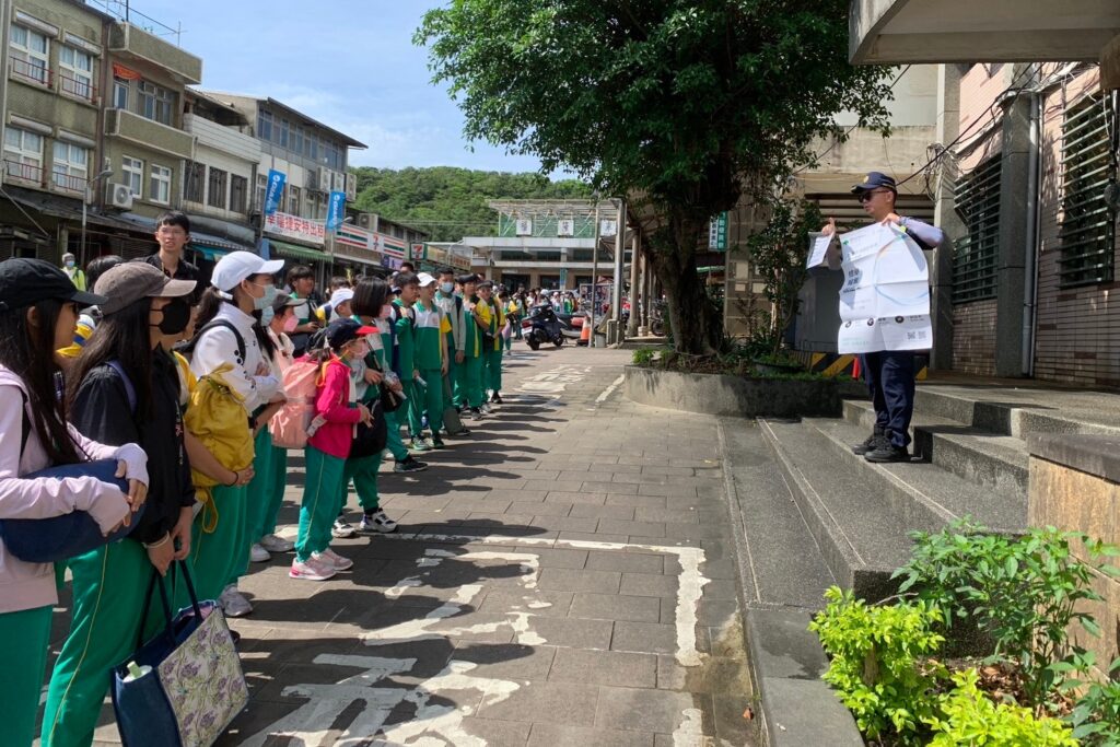明義國小140名師生校外教學 福隆警方暖心護送過馬路 3 MEITU 20250506 105529179