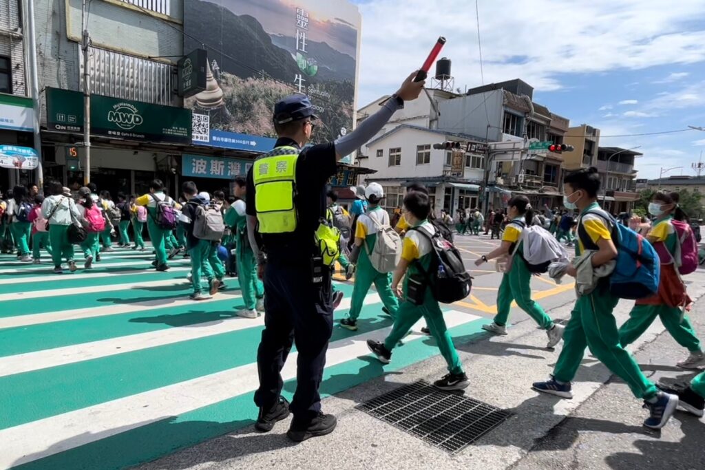 明義國小140名師生校外教學 福隆警方暖心護送過馬路 4 MEITU 20250506 105551957