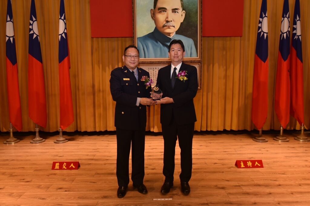 眾望所歸 基警強力後盾 風光交接 9 四 1