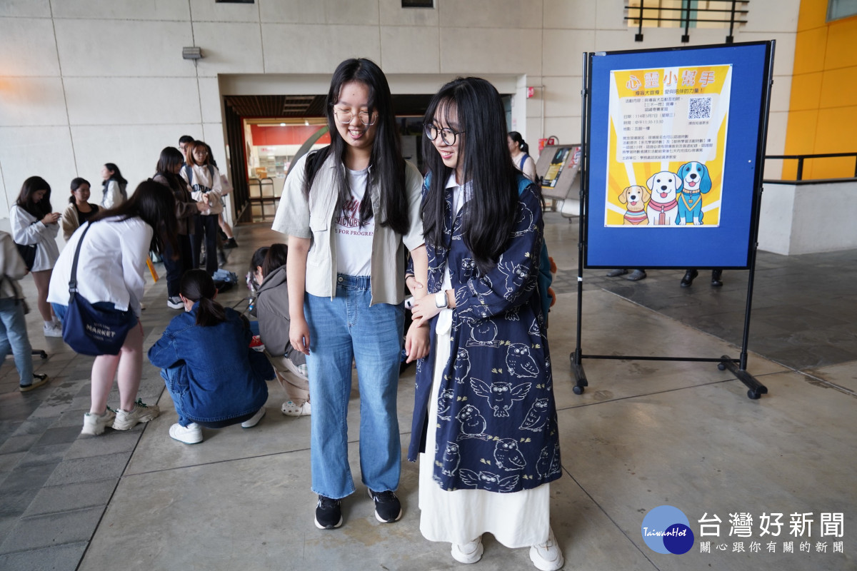 同學進行「人導法」練習,體驗在視覺受限下,如何正確、安全地引導視障者行走