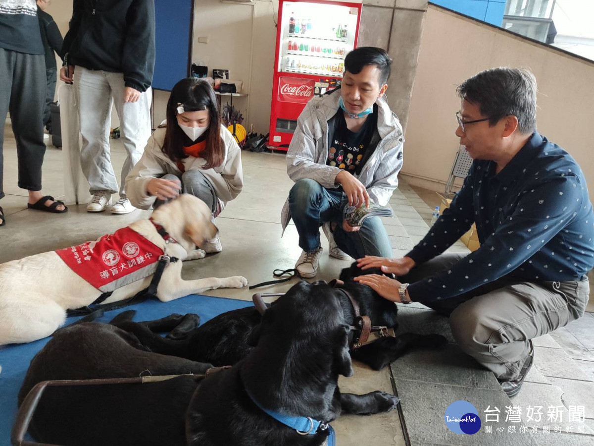 協會工作夥伴(中)表示,在路上遇到導盲犬要遵守三不一問