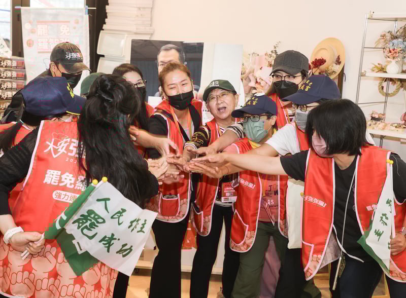 罷免國民黨立委羅智強團體「大安強強滾」7日上午舉行記者會後,準備前往台北市選舉委員會提交第2階段連署書。中央社