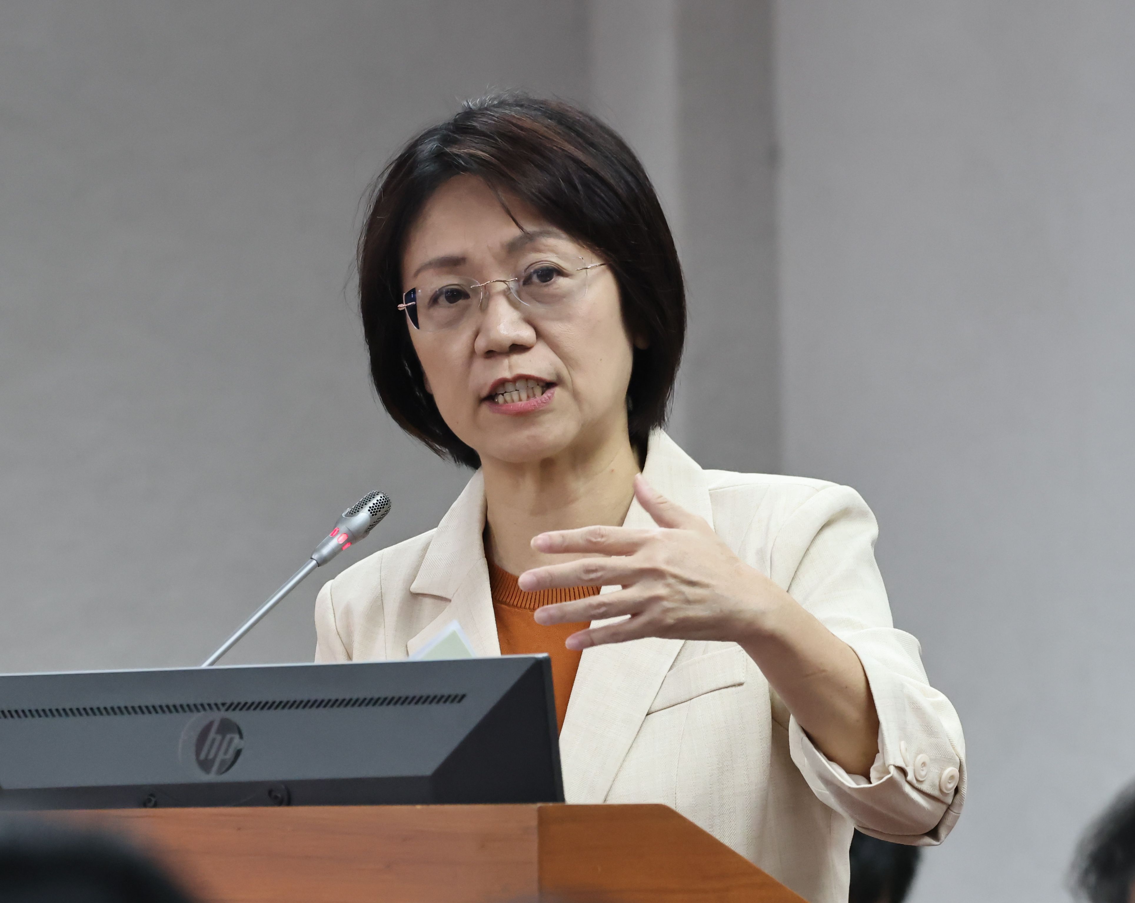 翁曉玲7日舉過去的罷連署偽造案，質疑中選會「超前移送」。資料照片／林啟弘攝
